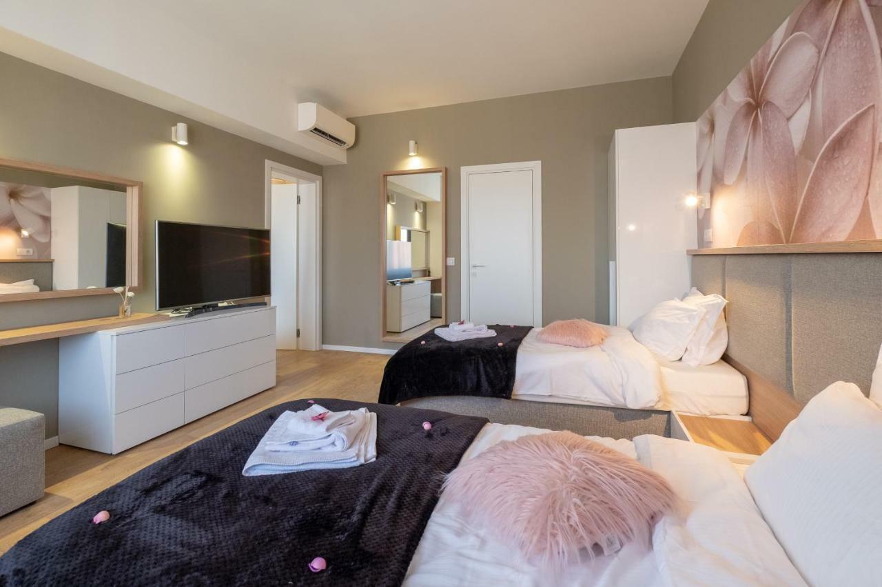 סופיה Vitosha Blvd Luxury 2-Bedroom, 2-Bathroom With Balcony מראה חיצוני תמונה