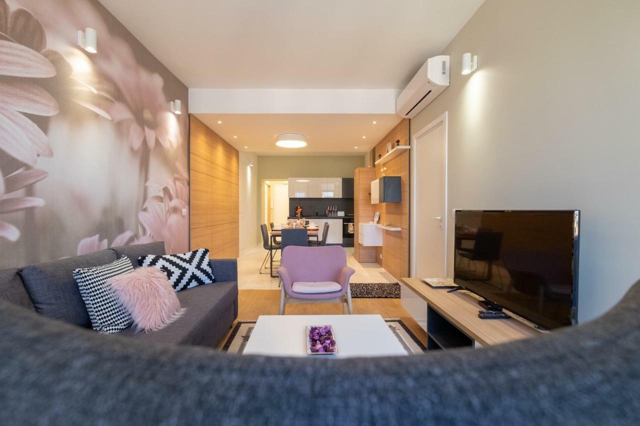 סופיה Vitosha Blvd Luxury 2-Bedroom, 2-Bathroom With Balcony מראה חיצוני תמונה