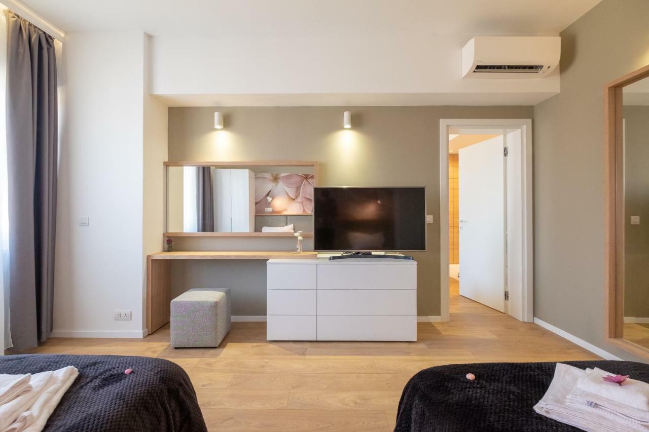 סופיה Vitosha Blvd Luxury 2-Bedroom, 2-Bathroom With Balcony מראה חיצוני תמונה