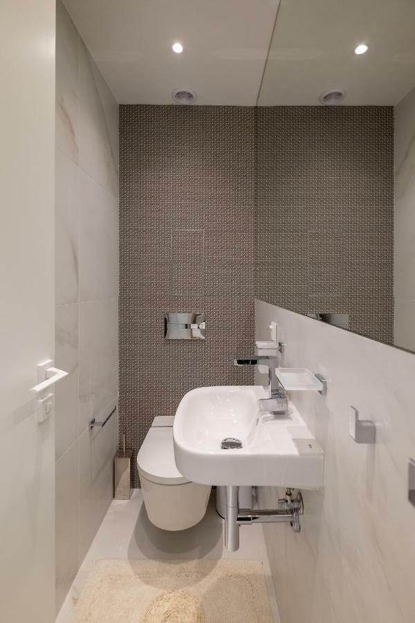 סופיה Vitosha Blvd Luxury 2-Bedroom, 2-Bathroom With Balcony מראה חיצוני תמונה