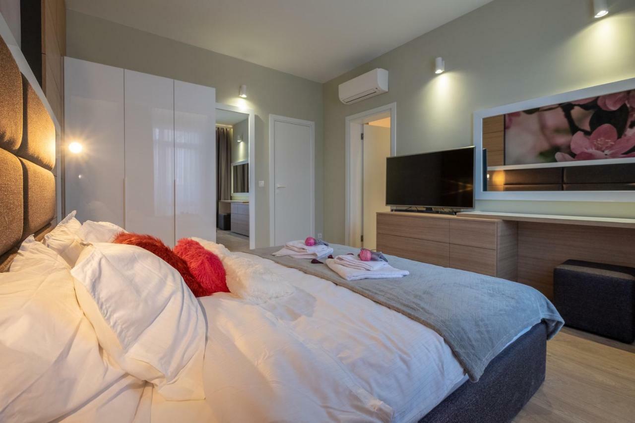 סופיה Vitosha Blvd Luxury 2-Bedroom, 2-Bathroom With Balcony מראה חיצוני תמונה