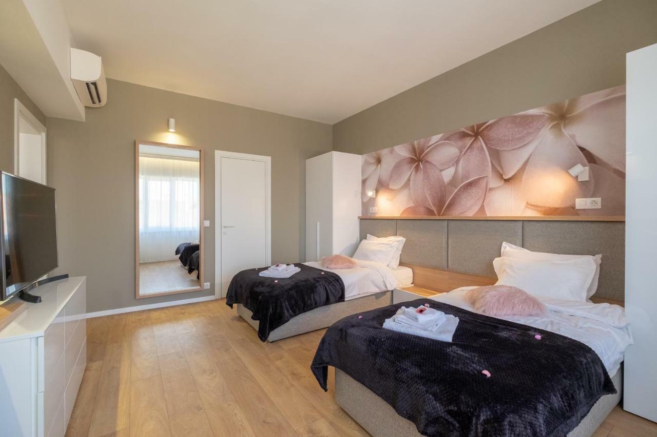 סופיה Vitosha Blvd Luxury 2-Bedroom, 2-Bathroom With Balcony מראה חיצוני תמונה