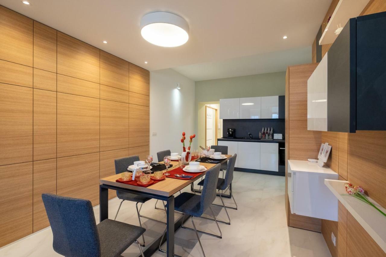 סופיה Vitosha Blvd Luxury 2-Bedroom, 2-Bathroom With Balcony מראה חיצוני תמונה