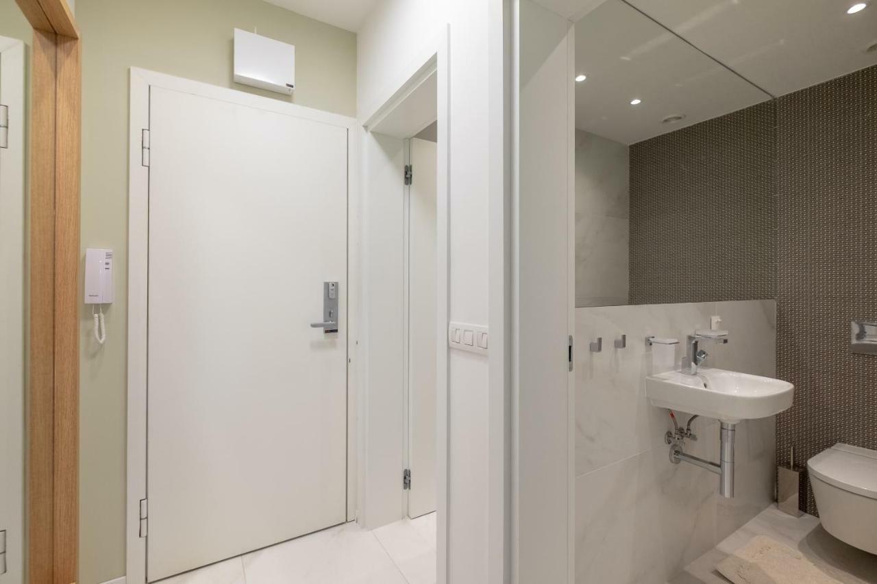 סופיה Vitosha Blvd Luxury 2-Bedroom, 2-Bathroom With Balcony מראה חיצוני תמונה