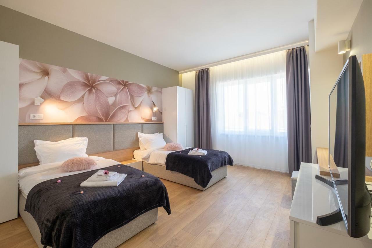 סופיה Vitosha Blvd Luxury 2-Bedroom, 2-Bathroom With Balcony מראה חיצוני תמונה